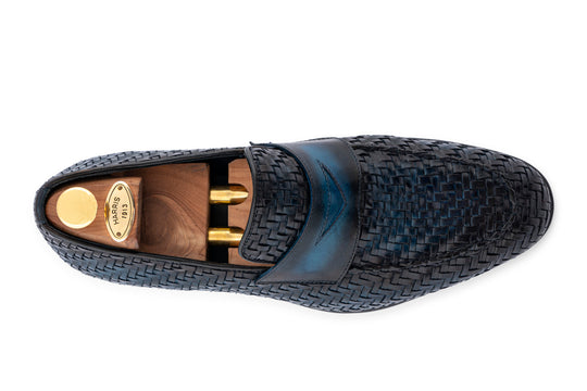 Mocasín de cuero tejido pintado a mano