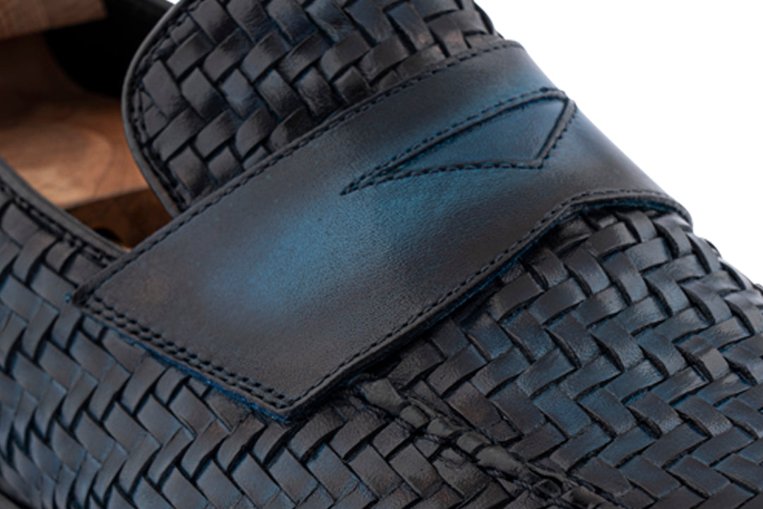 Mocasín de cuero tejido pintado a mano