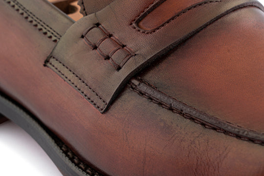 Mocassin en cuir peint à la main