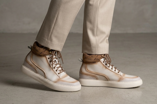 Botín de piel suave y decolorada.