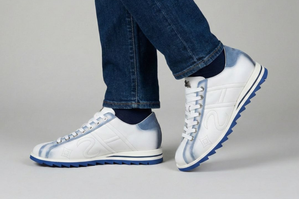 Sneaker de piel y ante decolorados.