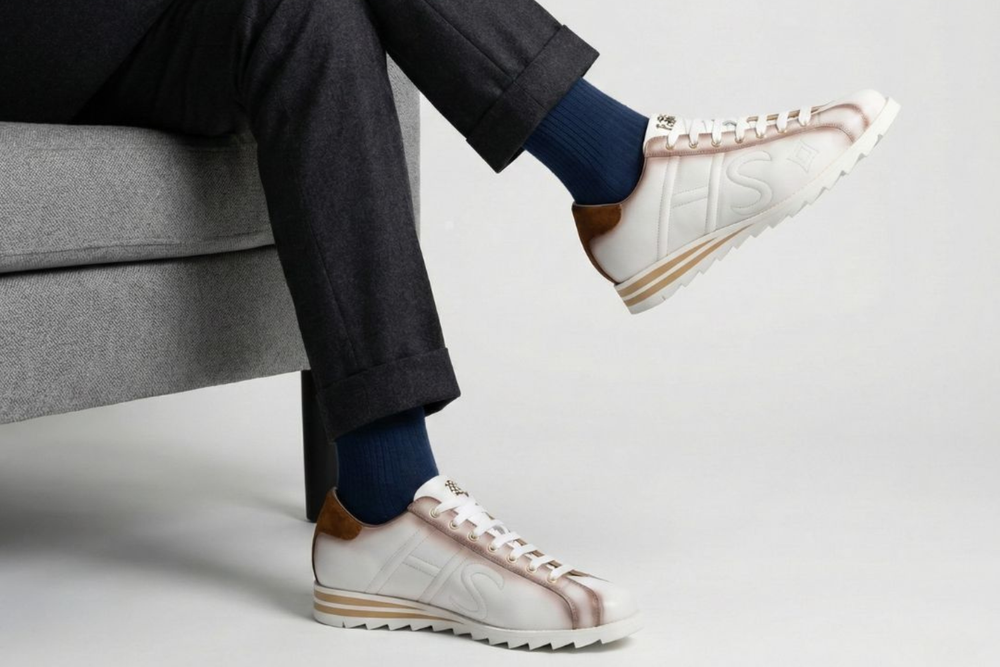 Sneaker de piel y ante decolorados.