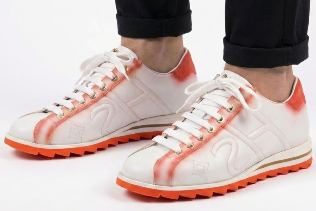 Sneaker de piel y ante decolorados.