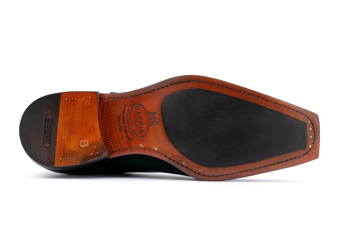 Single buckle leather shoe