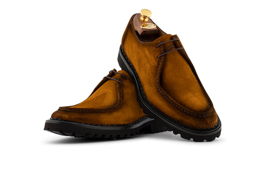 Cordones de gamuza con costuras a mano.