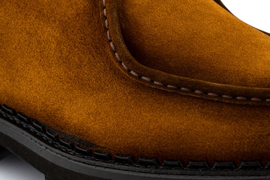 Cordones de gamuza con costuras a mano.