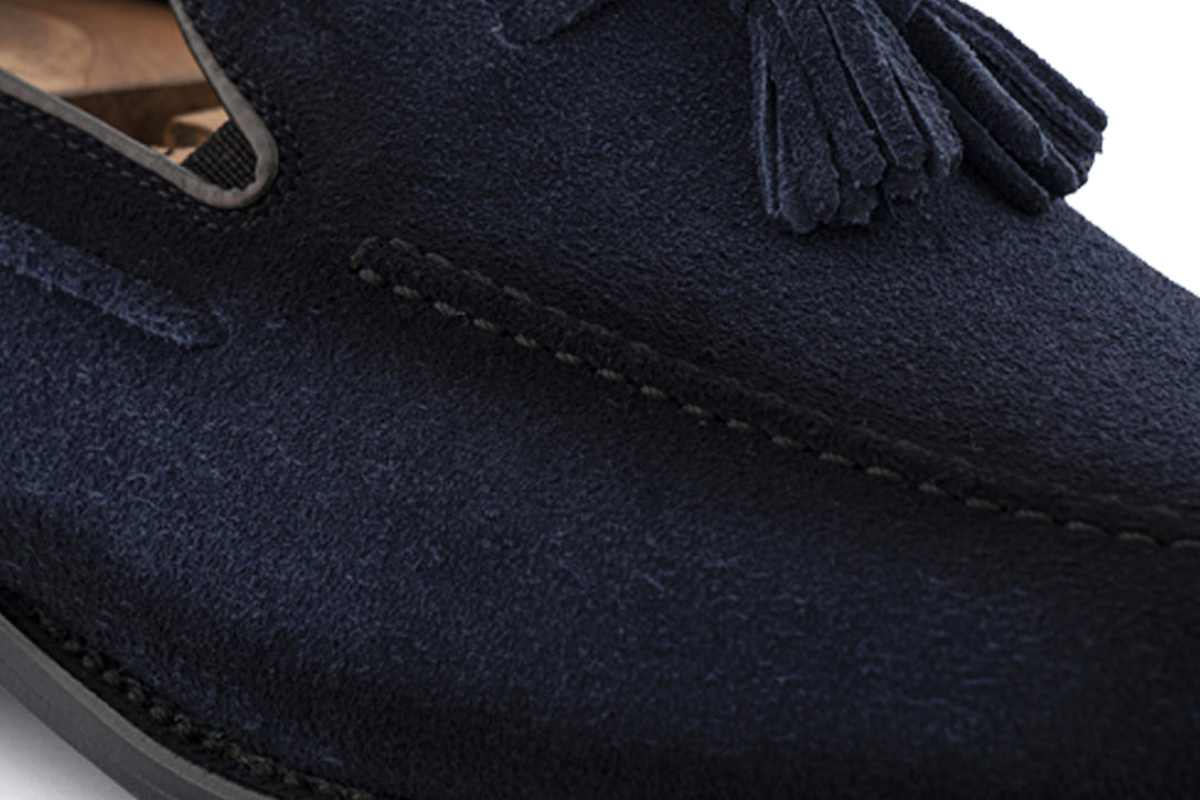 Mocassin à pompon en daim teinté à la main