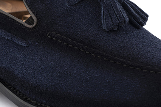 Mocassin à pompon en daim teinté à la main