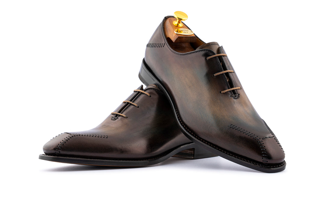 Zapatos brogue pintados a mano con costuras a mano.