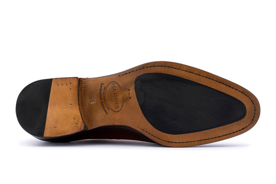 Zapatos brogue pintados a mano con costuras a mano.