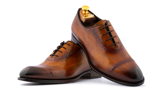 Francesina dipinta a mano con cuciture su carne