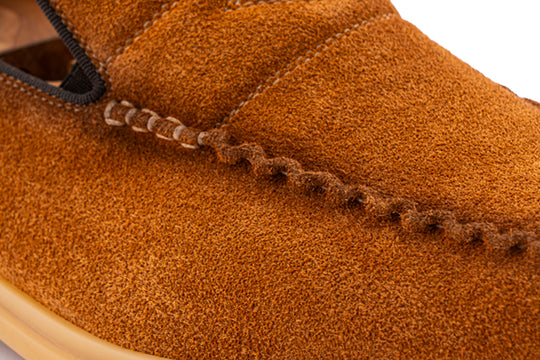 Mocassino in camoscio con cucitura a mano