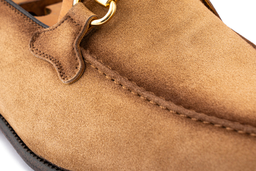 Mocassino in suede sfumato con passante in metallo