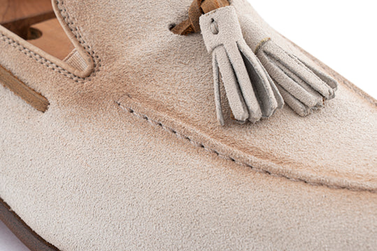 Mocassino in suede con pon pon