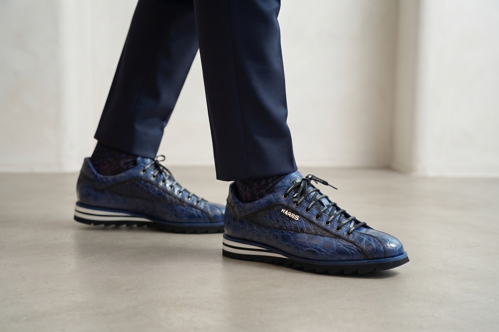 Sneakers in alligatore dipinto a mano Blu