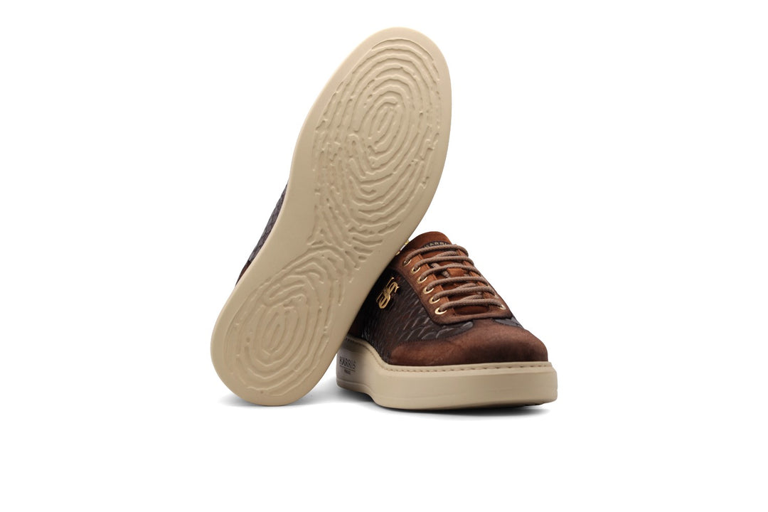 Baskets en daim avec des détails perforés