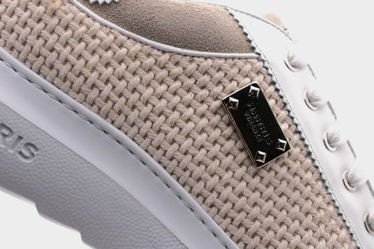 Baskets en daim avec des détails perforés