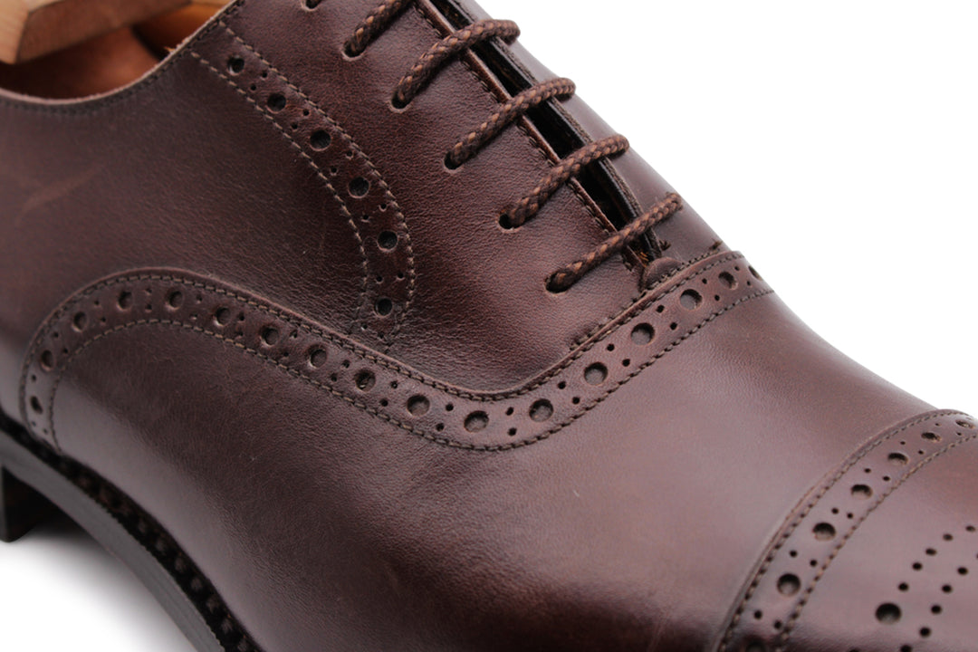 Klassischer Oxford mit Brogue-Details