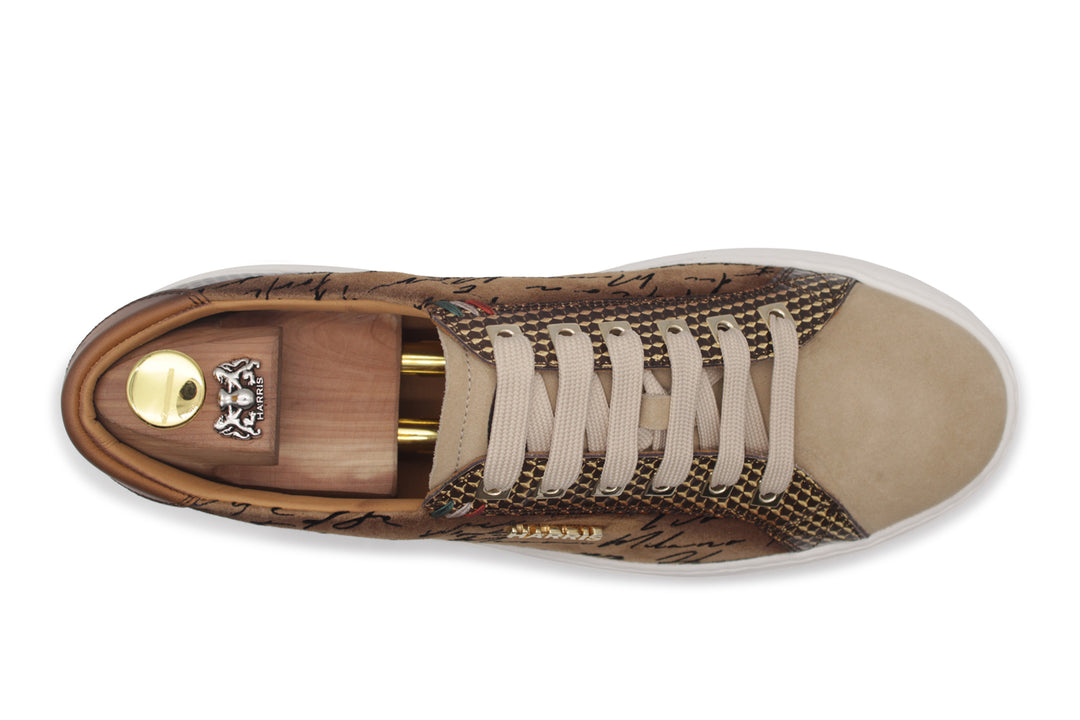 Wildleder-Sneakers und Writer-Details