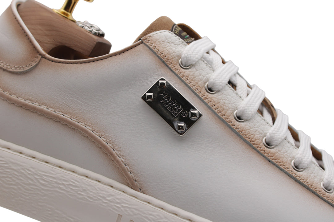 Zapatillas de piel y detalles de escritor.