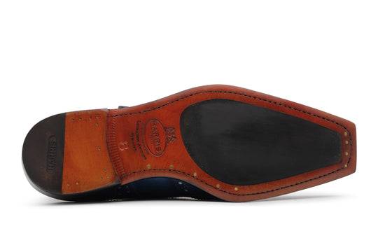 Single buckle leather shoe